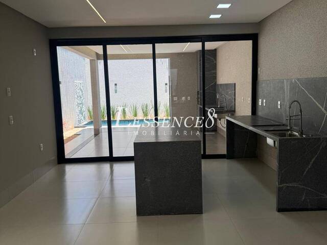 Sobrado para Venda em Goiânia - 4